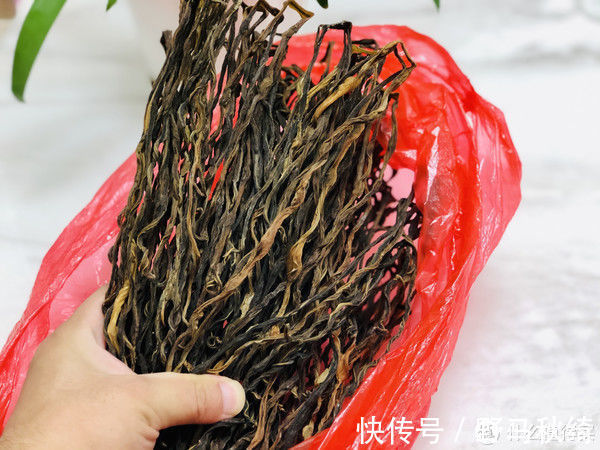 小苏打|夏天遇到此菜我从不手软，一次买几十斤，晒成干菜留着冬天炖肉吃