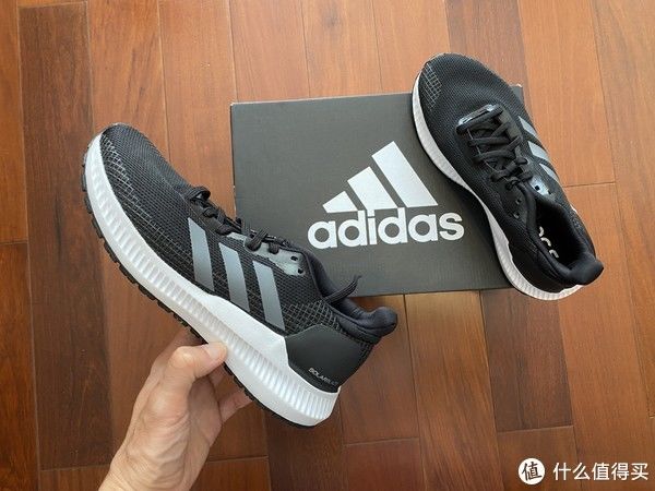 blaze bounce中底、黑白配色的adidas SOLAR BLAZE跑鞋