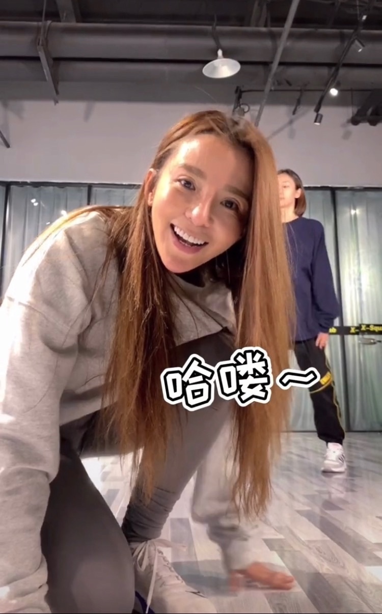 朱迅|没开美颜直播的朱迅,满脸皱纹皮肤松弛的特真实,是老阿姨!