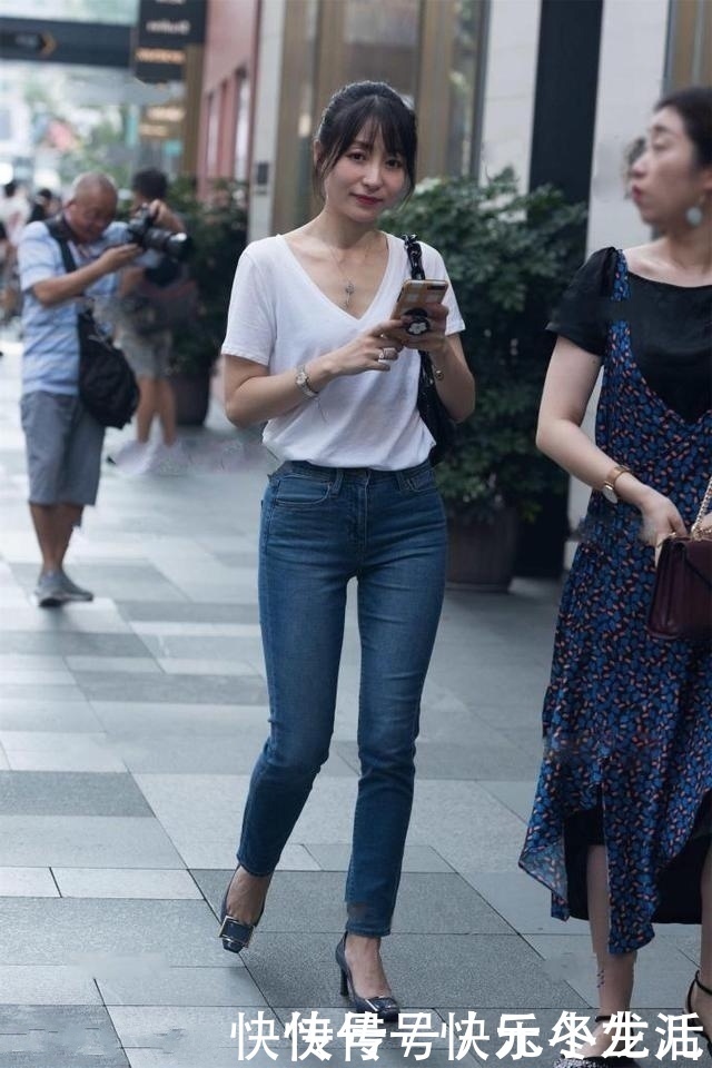 时尚穿搭|时尚穿搭,脚踩一双毛拖鞋,尽显随性慵懒的气息