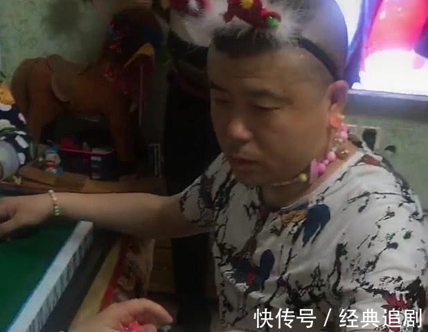 小棉袄|“花枝招展奶爸”打麻将带娃两不误火了,那生无可恋的眼神绝了