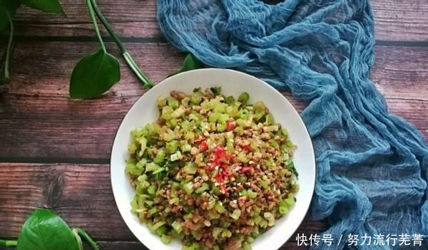 用芹菜来炒肉末,用勺子挖着吃,过瘾