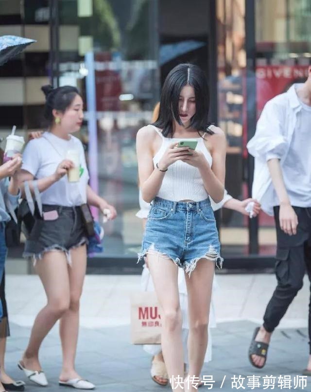 牛仔短裤 出街时搭配白色背心,穿戴宽松牛仔短裤,看上去充满气质与美感!