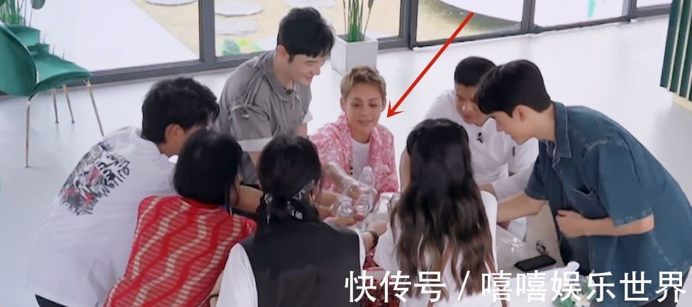 真性情|黄晓明起立敬酒，宁静却坐着，别让真性情成为没礼貌的“保护罩”