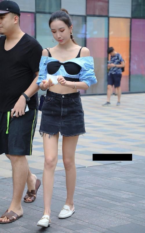 小姐姐|路人街拍骨感身材的清凉小姐姐,这衣服是穿反了吗