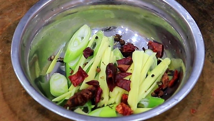 做焖面不要直接下锅焖,多加这一步,面条劲道又入味,一碗不够吃!