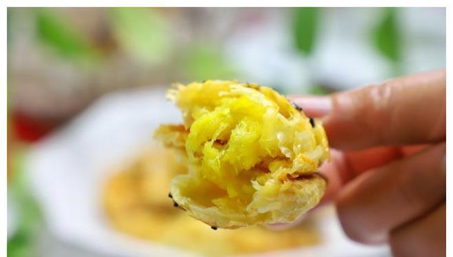 果肉|不用揉面，不用擀皮，简单3步，教你做网红甜点，咬一口酥掉渣