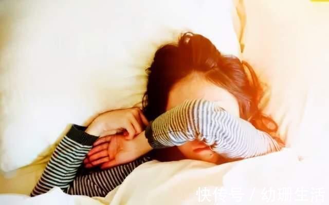 小媛|三个睡前坏习惯,可能正在无形中毁掉孩子身高发育,尤其是第一个