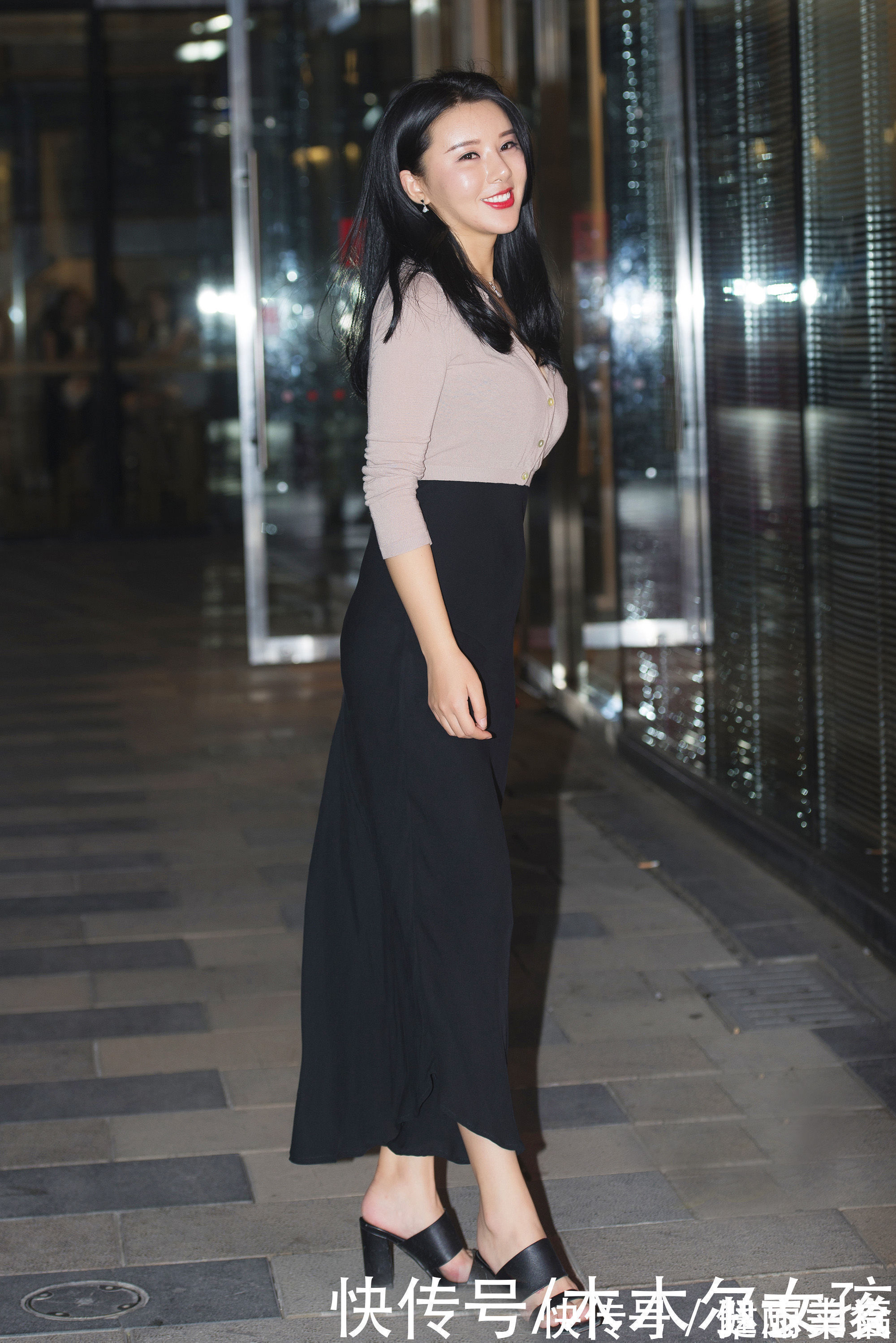 感性 开衫配高腰半身裙,素色的穿搭提升了高雅的气质,端庄美丽又优雅