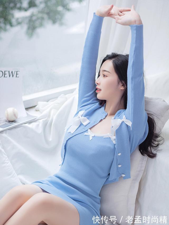 针织 美女蓝色针织连衣裙搭配一件针织衫,满满的氛围感,很漂亮