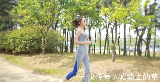 美女 清新甜美的打底裤美女,身姿丰盈,尽显女神的甜美感!