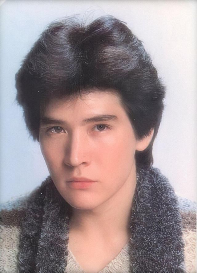 1987年春晚,费翔获准唱两首歌,导演丢出条件:不能拍下半身