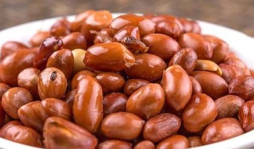 炸花生米时，不能先放油，大厨教你正确操作，花生更香更酥脆