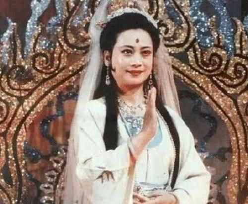 跪拜&6个版本“观音菩萨”,前五位都只是在模仿,唯独她被路人跪拜!