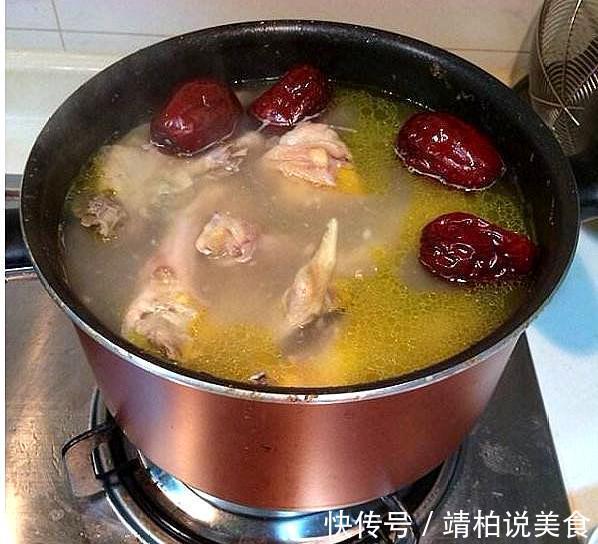 泡沫|炖鸡汤时，先放盐还是后放盐好多人弄错了，怪不得汤不浓！