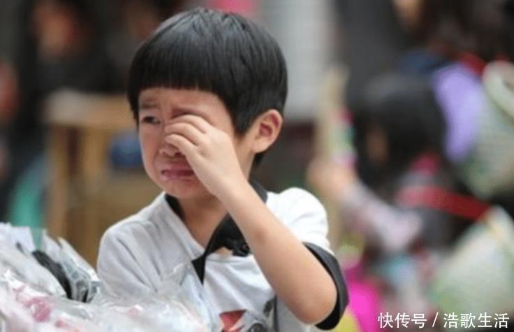 工具|萌娃给爸爸搓澡被赶出,哭着亮出搓澡工具后,网友:绝对是亲生的