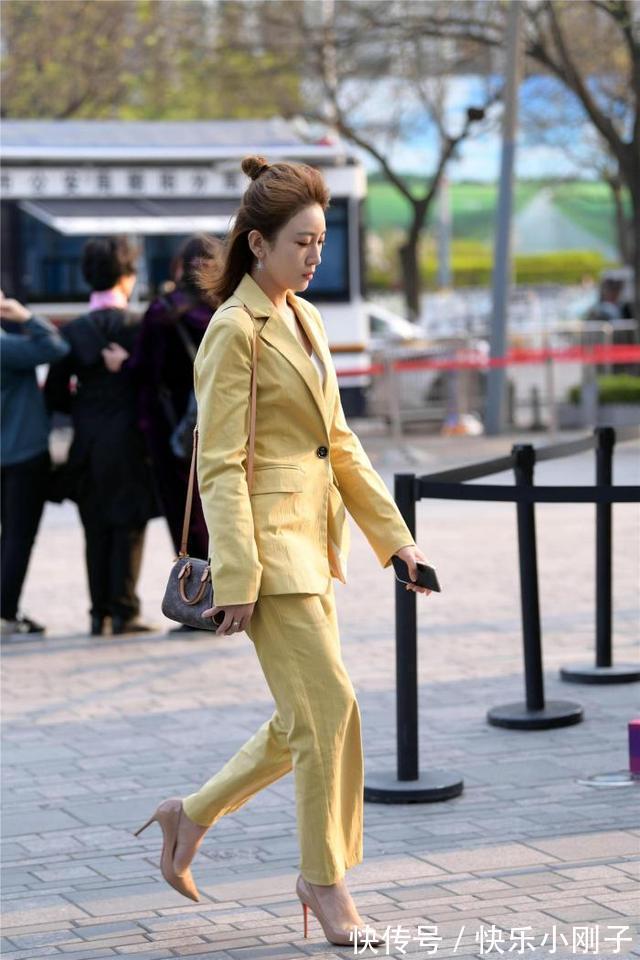 高跟鞋 职场美女一身黄色穿搭，搭配时尚高跟鞋，看上去优雅又大方