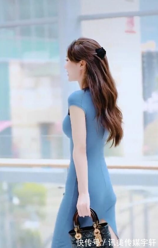 凸显|小阿姨穿的就是迷人,成熟的韵味,被这件裙子完美凸显