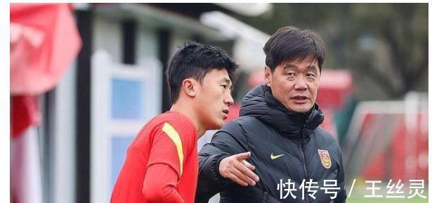 李霄鹏|国足主帅李霄鹏一举动引关注,本人很敬业,但要拿出成绩