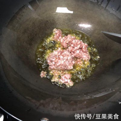 餐桌上的保留项目辣椒炒香干肉沫，隔段时间就做一次