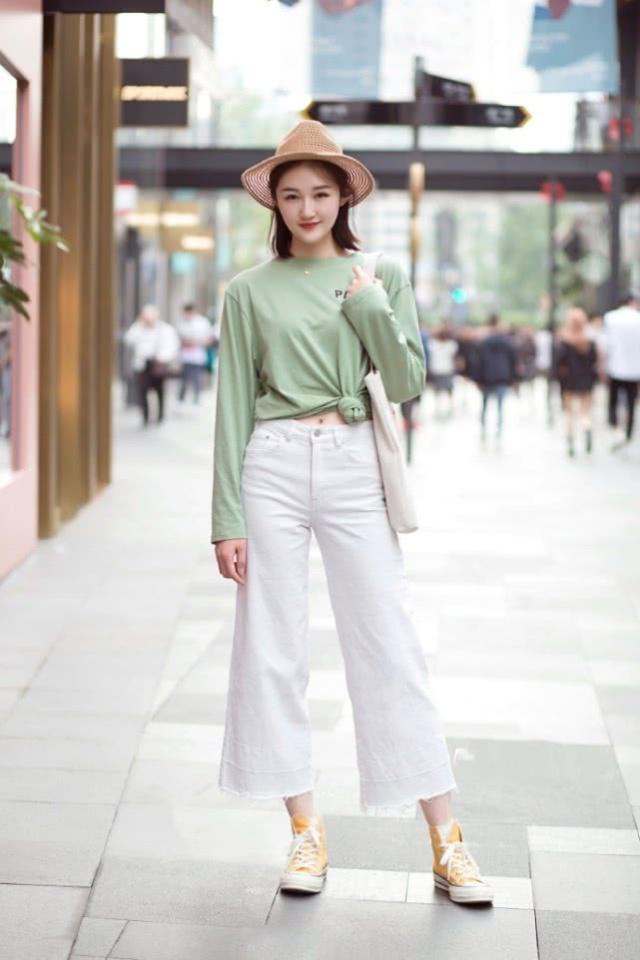 街拍:浅绿色连衣裙很显优雅风姿,利落大气风格很显身材