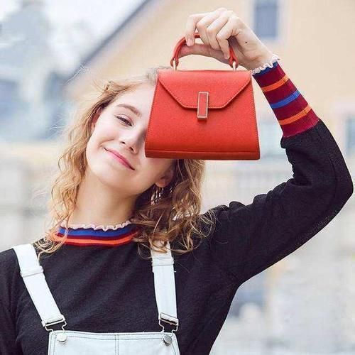 建议女人:出门包里尽量装上这3样小东西,别看不贵,用处却很大