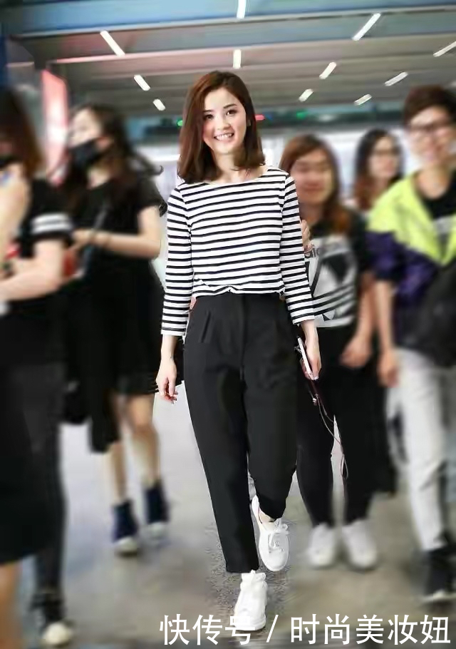 洋气|别再穿阔腿裤了,今年流行“烟管裤”,中年女性穿减龄又显瘦