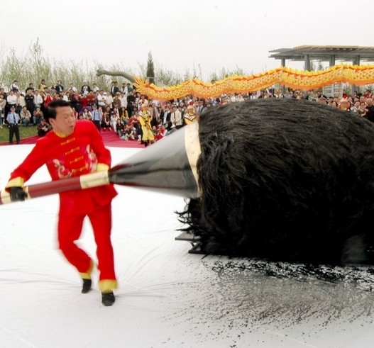 六人|男子写巨型书法,百斤墨水一次挥霍完,一个印章还需要六人扛动