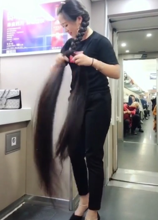 鞋柜|女孩高1.7米,但每次出门必穿高跟鞋,看到头发后大家明白原因