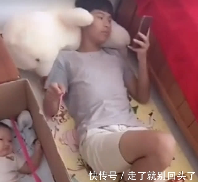 孩子|小舅舅在家带孩子,发明带孩子神器,妈妈看到后笑喷了