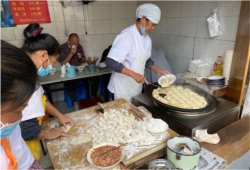 全上海最实惠的点心店，牛肉清汤1元1碗锅贴6元4个，再不吃就没了