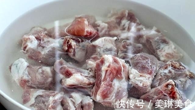 红烧排骨肉质易发柴？2个原因要知道，肉嫩味美