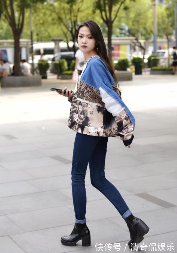 花态|街拍柳腰花态的小姐姐,一件套装灰色上衣配灰色短裙,魅力气质