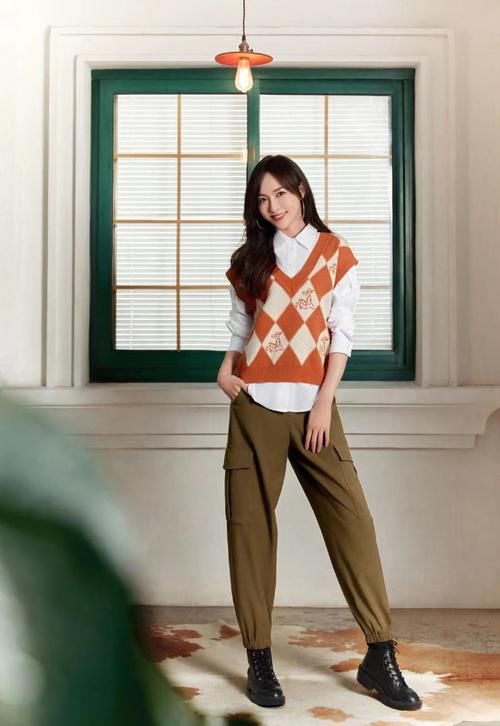 “衬衫＋针织背心”才是今年春天最in穿法，时髦显瘦又减龄