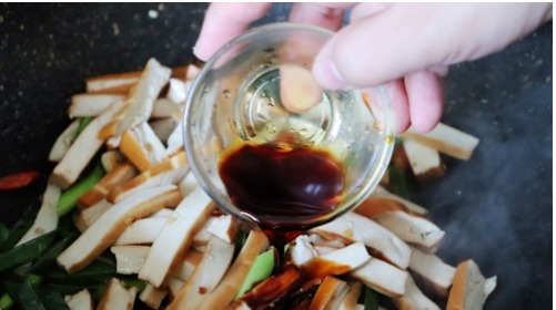 倒入|炒豆腐干时,直接下锅炒是不对的,多做这一步,炒出来柔嫩又入味