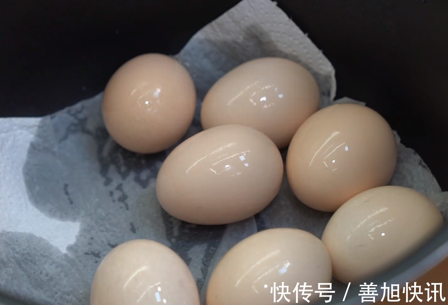懒人|真正懒人盐焗鸡蛋,一个电饭煲就搞定,咸香入味,比买的还要好吃