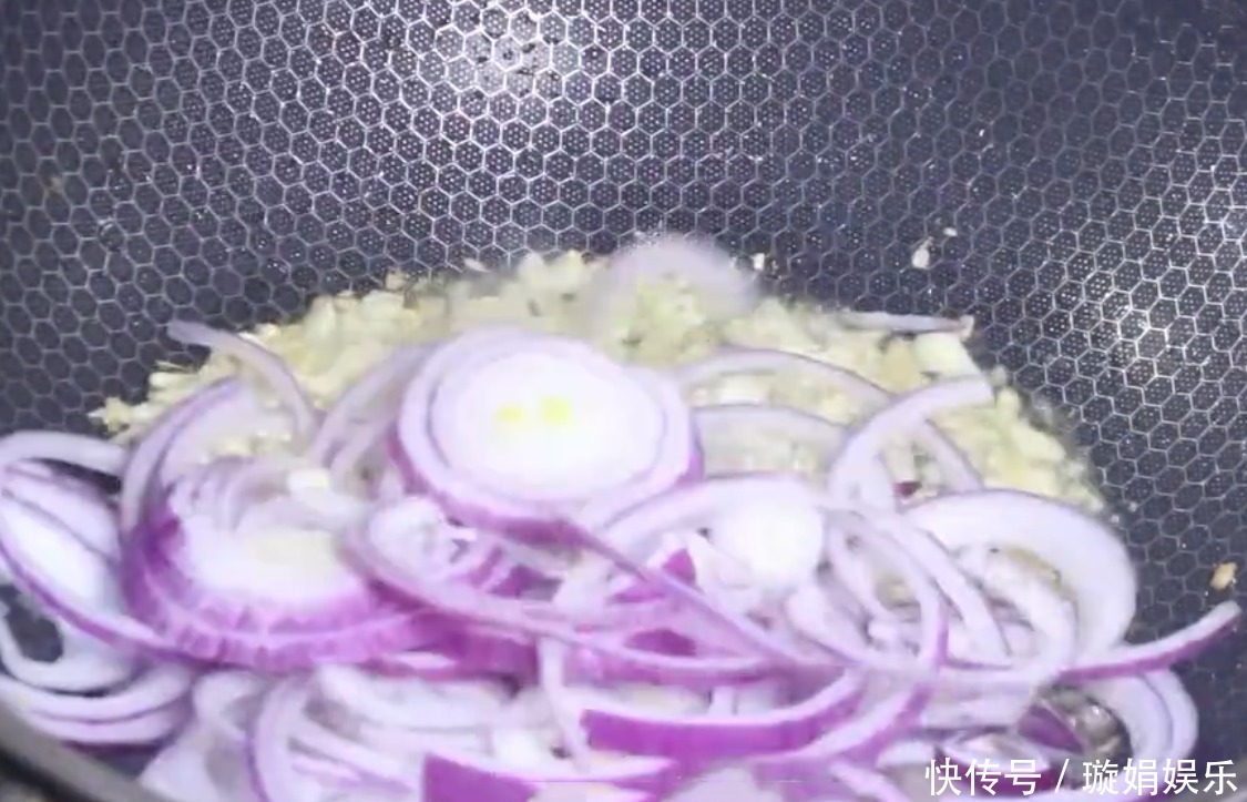 半颗白菜1把面条,简单一做,香辣美味,面条吸收汤汁,超好吃