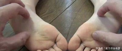 低头摸脚,百病治好,很多病在脚上都有开关,只是你不知道!