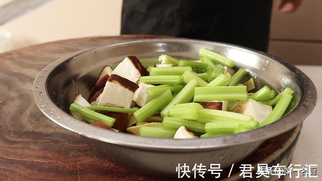 配菜|水煮鱼怎样做更好吃?大厨详细讲解鱼片腌制技巧,鱼肉滑嫩无腥味