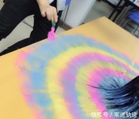 奇闻：失恋女孩染了一头五颜六色的发型,比孔雀开屏还美啊