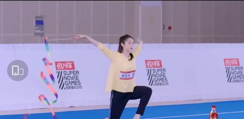 张艺凡再现空中一字马,表演后身体僵硬被两人搀扶,敬业态度让人心疼