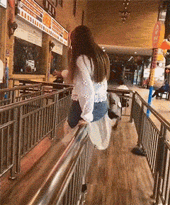 |搞笑GIF:太软了 妹子这腿是假的吧