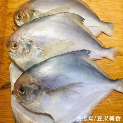 小米辣|三步搞定香酥葱香鲳鱼我家吃了十年，竟然还没吃腻