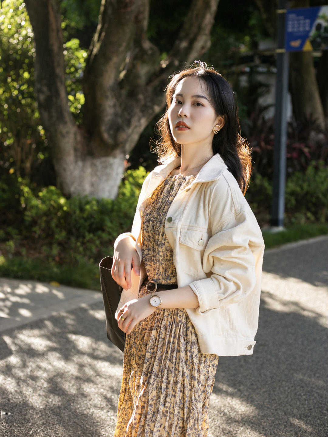 风格|秋季,基础款怎么穿出高级感?外套搭配碎花裙清新减龄,优雅随性