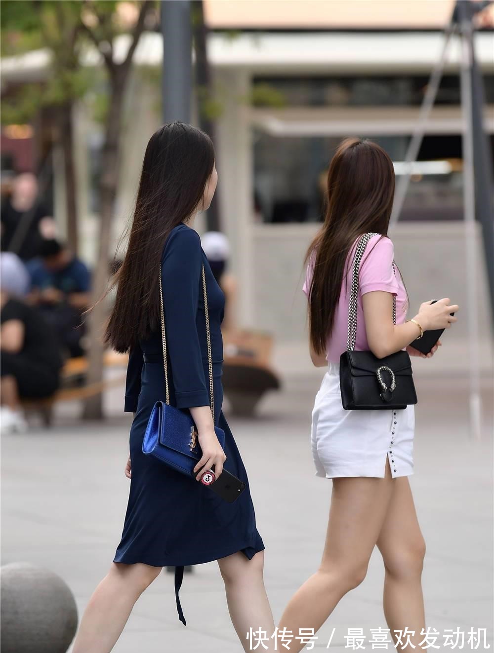 尖头 深蓝色长袖连衣裙,侧面系带设计,搭配浅色尖头细跟鞋!