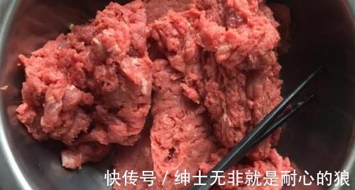 牛肉腊肠，不比猪肉的更香吗？教你这样做，能把老外馋哭了