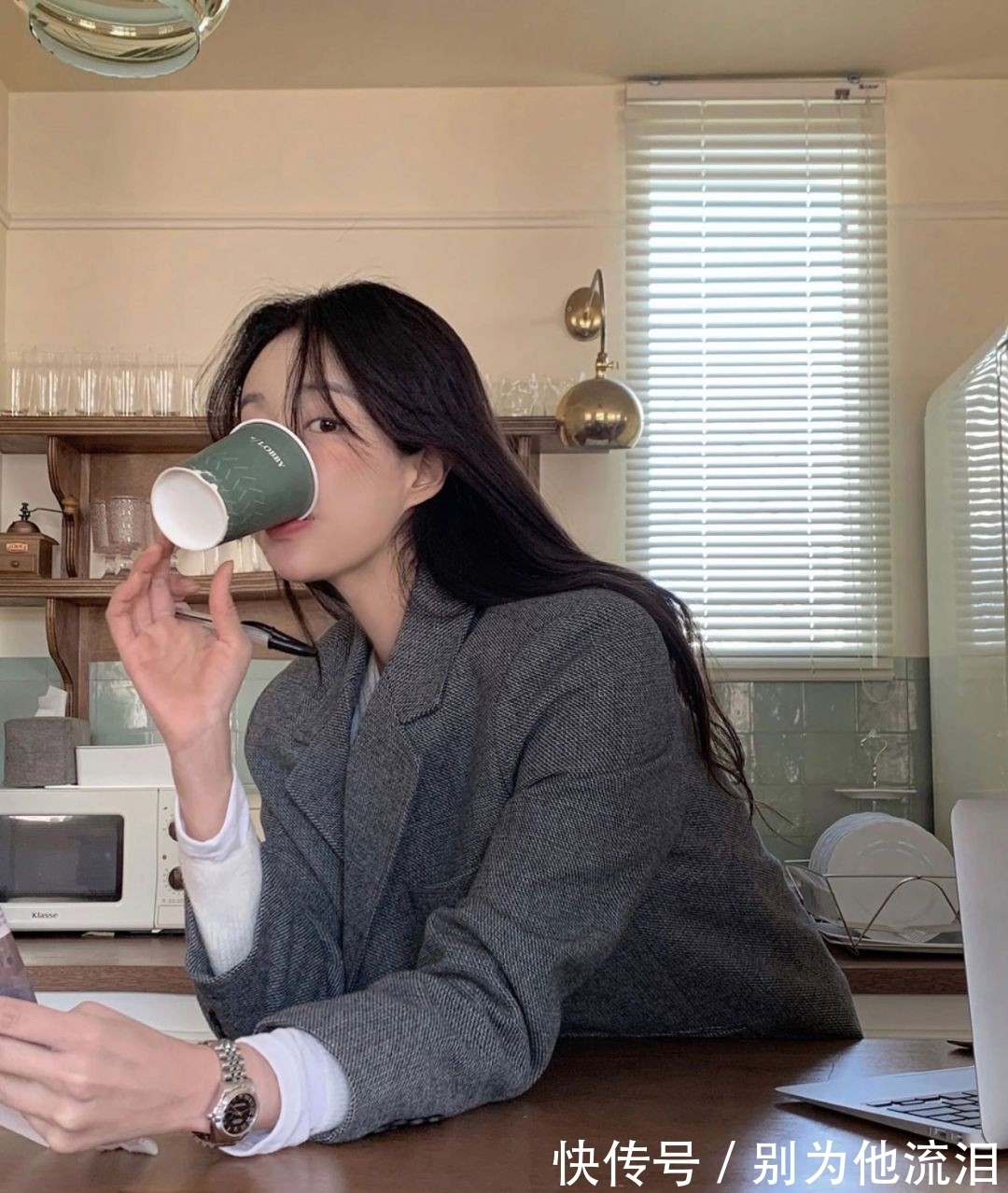 轻奢 韩国小姐姐适合“冷淡风”,选择简约色服饰搭配,造型轻奢又高级