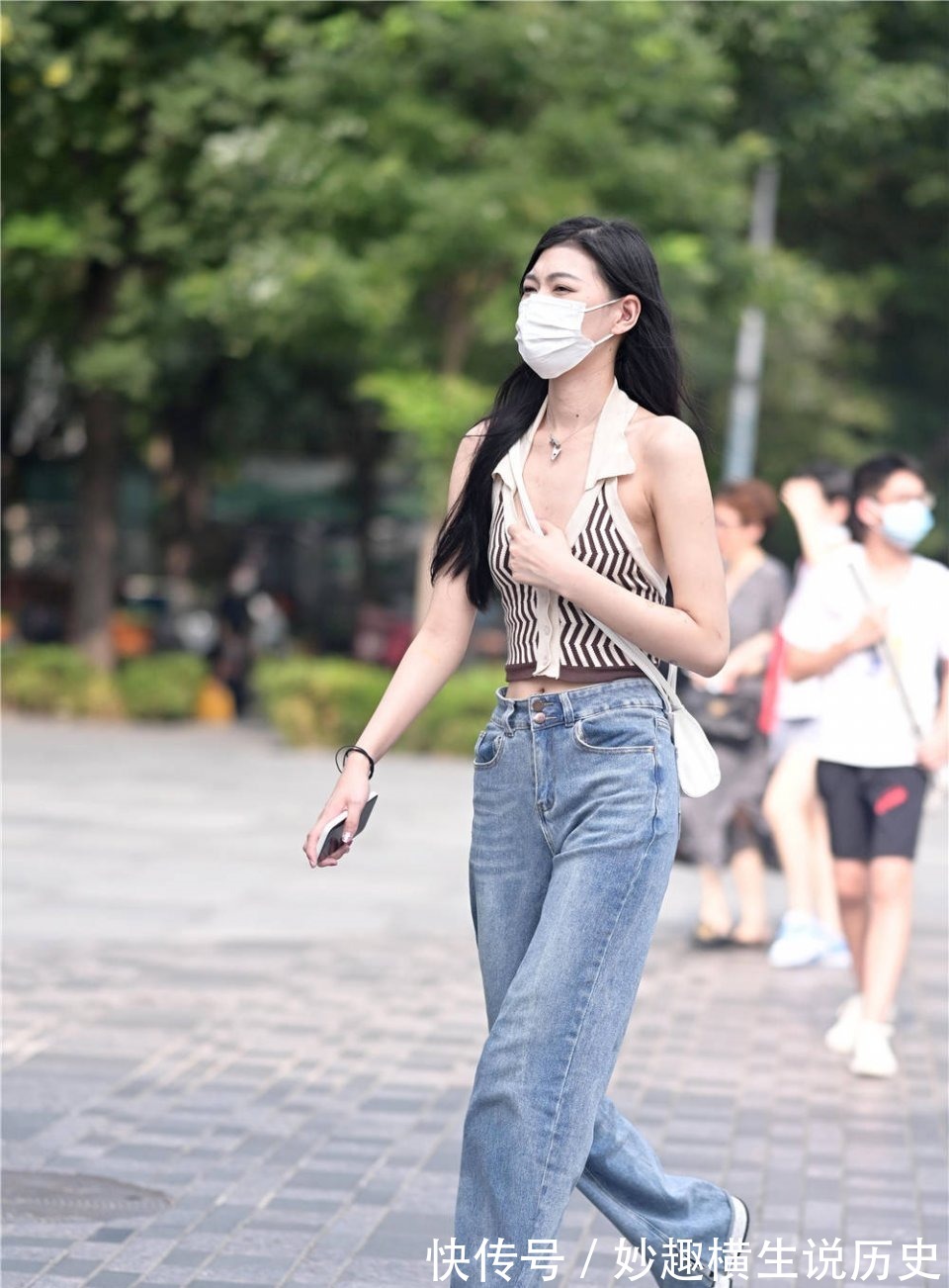 牛仔裤 直筒牛仔裤搭配,年轻姑娘喜欢的风,穿出大气的感觉,也不容易
