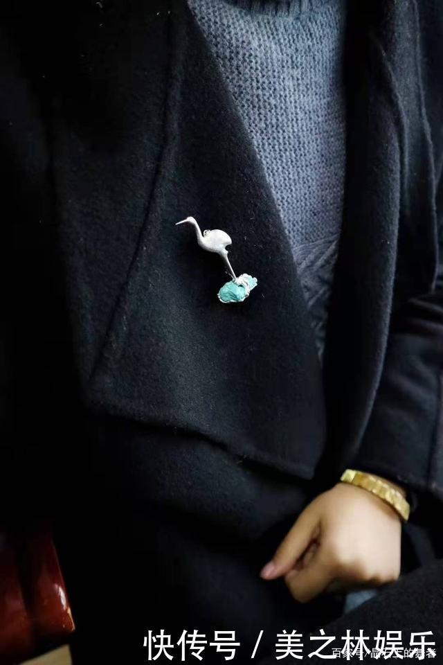 秋冬一款胸针胜过10件大牌珠宝,get胸针的佩戴方式!
