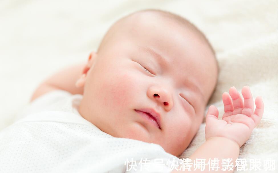 睡眠质量|新生儿老摆出“举手投降”的睡姿？正不正常你说了不算，看月龄